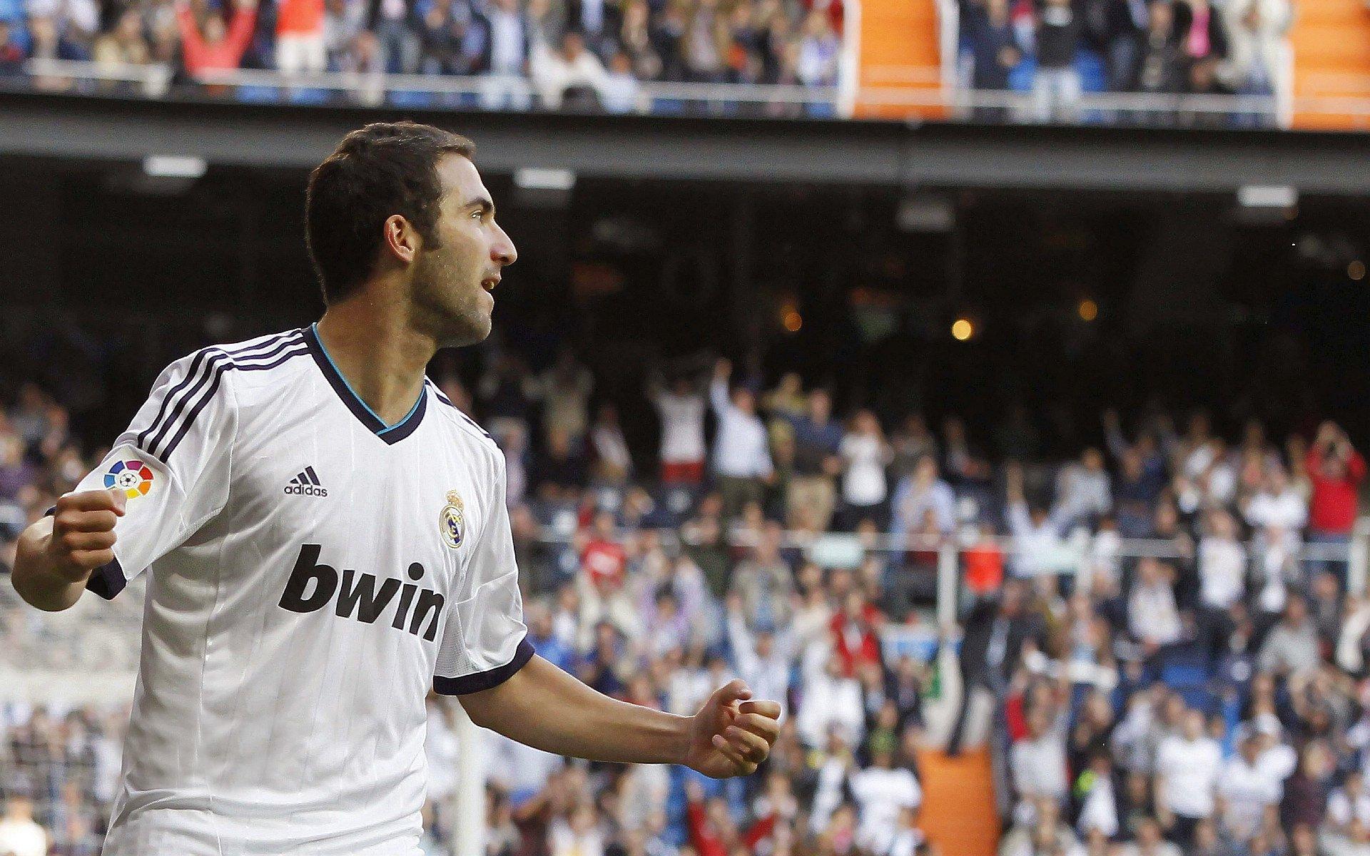 诺伊尔滑雪重伤断腿,拜仁赛季前景蒙上厚重阴影