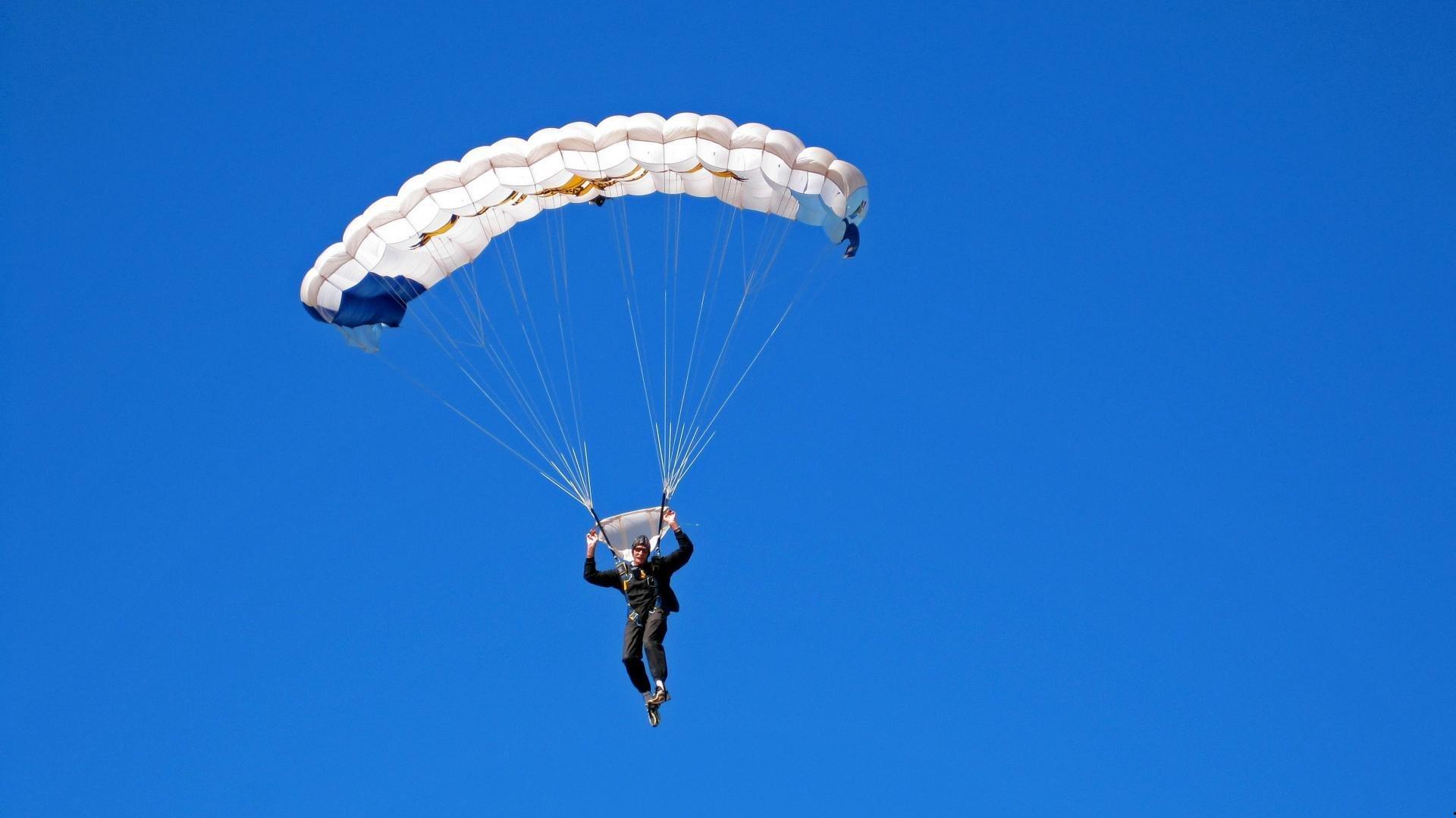 眼睁睁看着本来必进的球被拍掉，很无奈吧