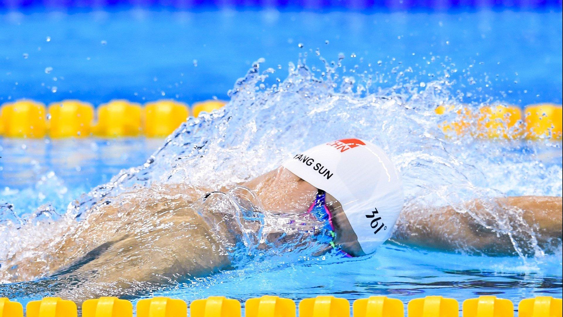 温情一幕点亮赛场！梅西展露灿烂笑容 全因看台球迷高举爱子海报